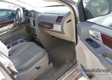 2010 Chrysler Town & Country Touring from USA, damaged, VIN 2A4RR5D19AR463656